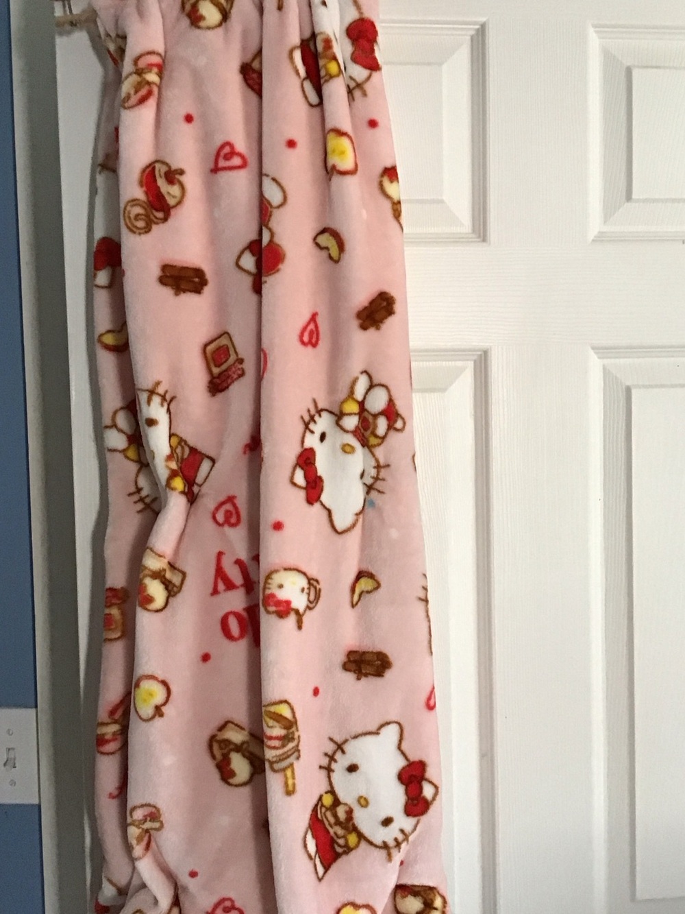 New Hello Kitty Soft Plush Throw Blanket with Apples Cinnamon Jam Accent